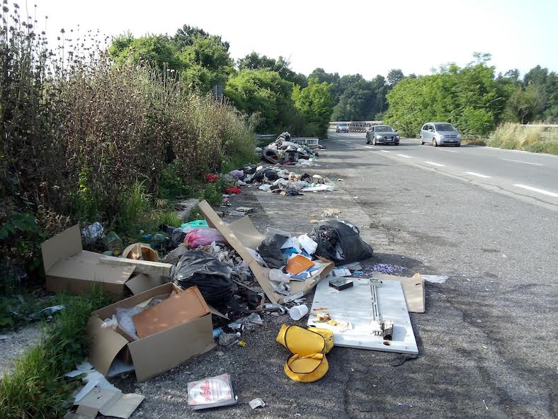 Foto dei rifiuti nelle piazzole di emergenza della Via Cassia Bis.