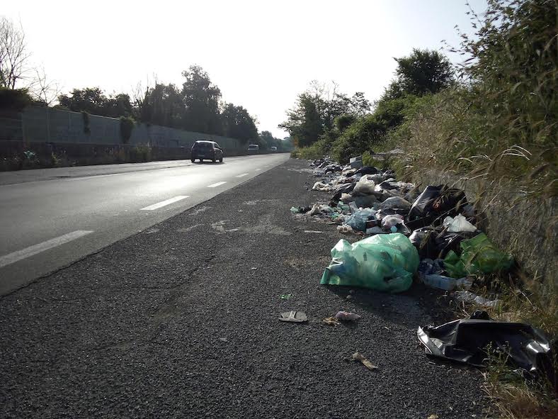 Altra piazzola di emergenza della Via Cassia Bis con rifiuti abbandonati.