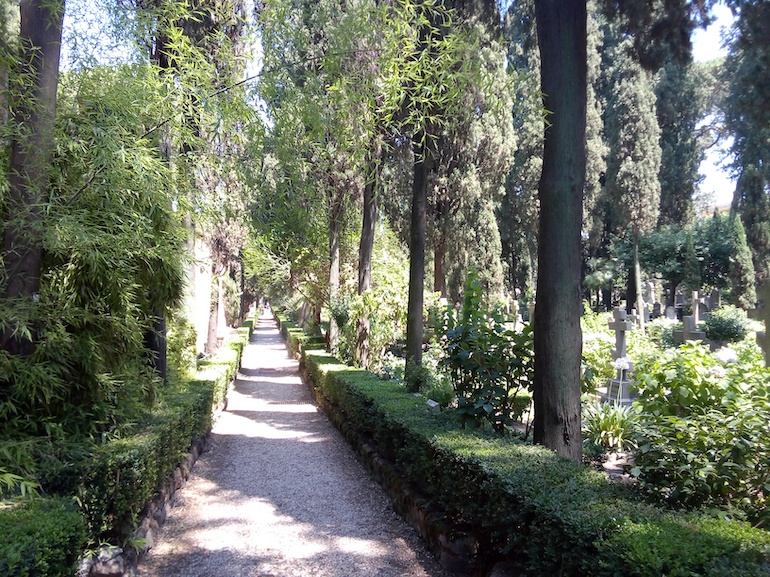 Vista su uno dei viali estremamente curato del cimitero acattolico