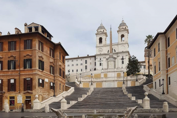 Trinità dei Monti deserta a seguito delle misure relative alle sole attività essenziali.